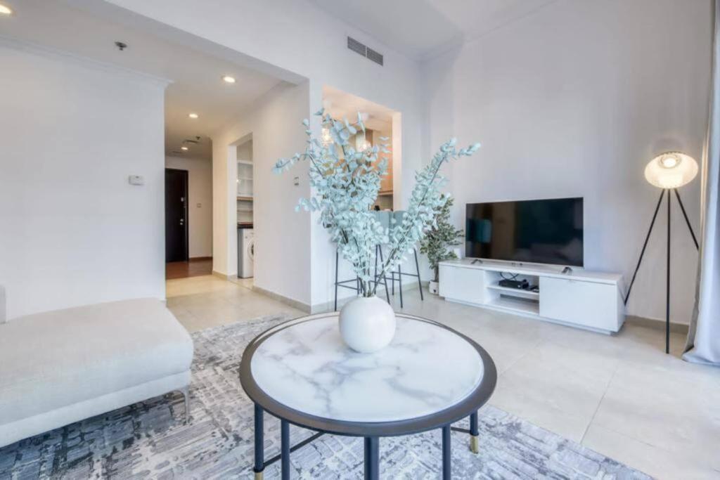 Апартаменти Luxury 1 Bedroom With Sea View *