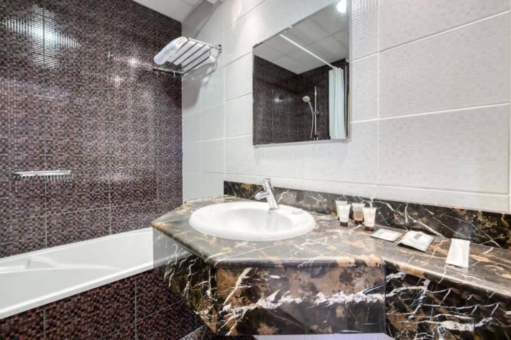 Апартаменти Luxury 1 Bedroom With Sea View *