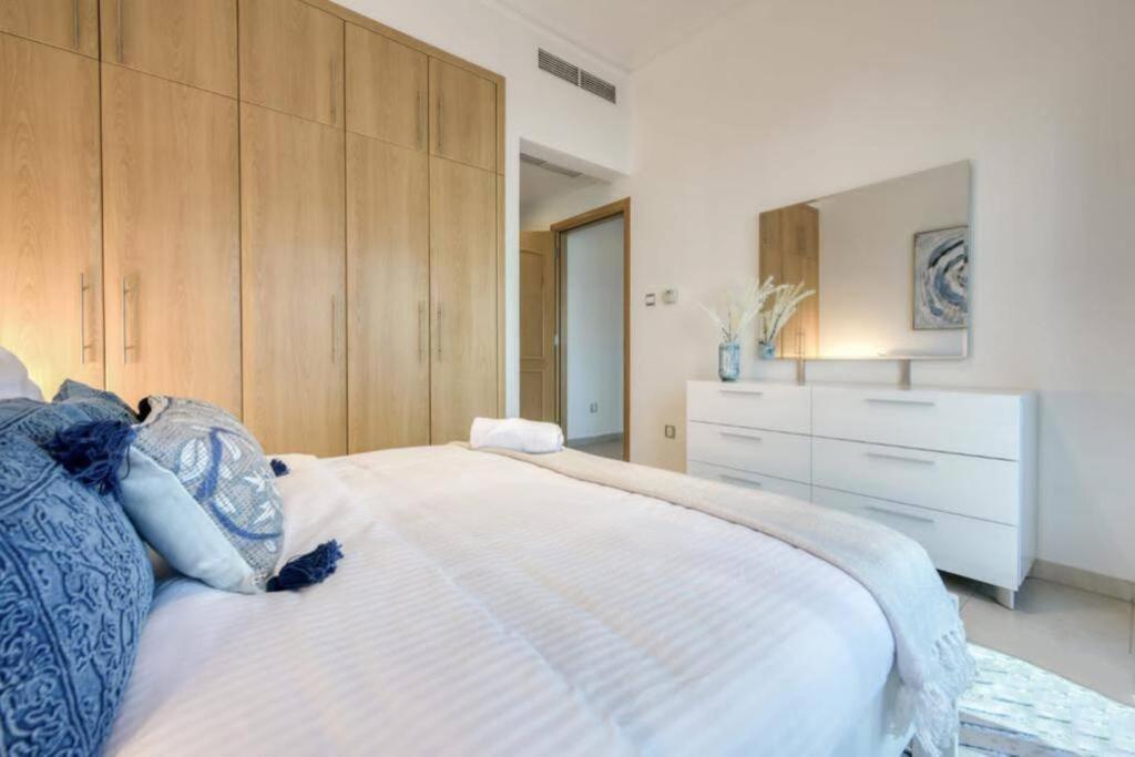 Апартаменти Luxury 1 Bedroom With Sea View *